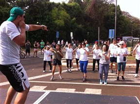 População faz aulas de alongamento e ginástica de graça em Maringá